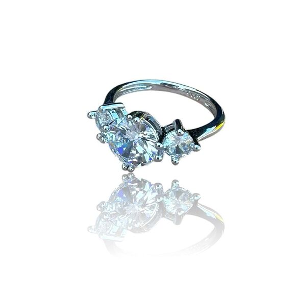 NEW White Gold Plated 3 Round Sparkling Clear Crystal CZ Stone Ring Size 8.75 - Picture 1 of 8